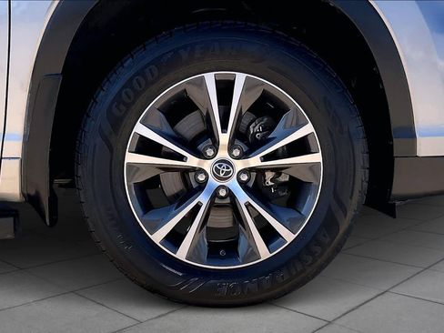 Used 2016 Toyota Highlander XLE image 12