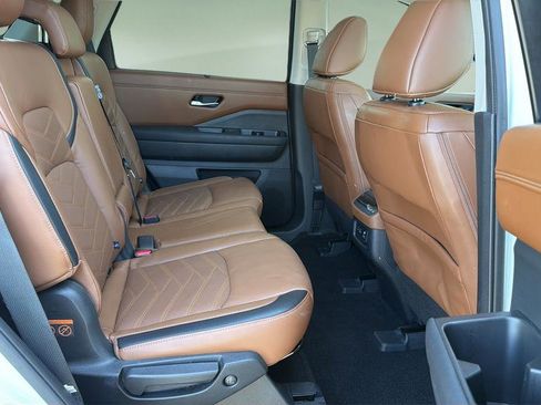 Certified 2023 Nissan Pathfinder Platinum w/ Black Appearance Package AWD/4WD image 17