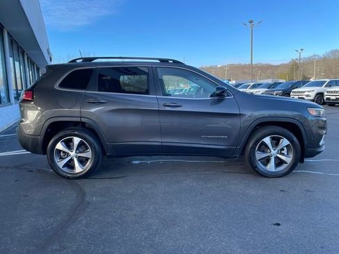 Used 2022 Jeep Cherokee Limited w/ Mopar Interior Package AWD/4WD image 4