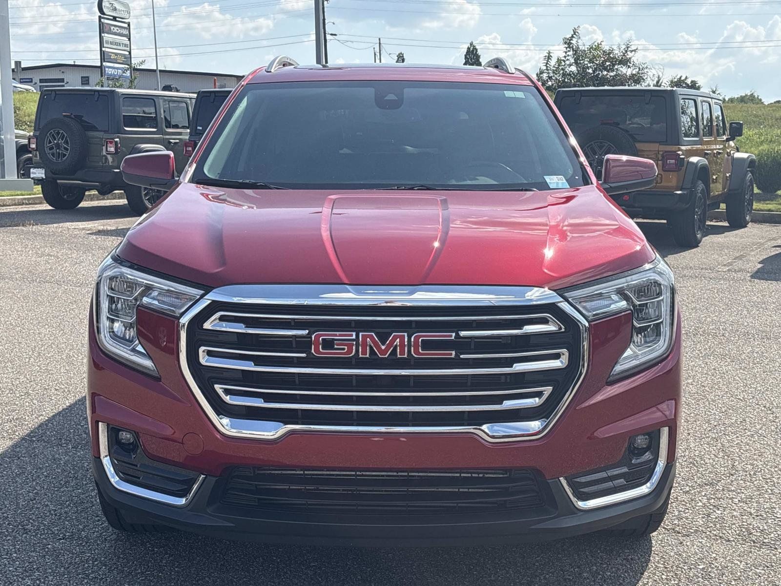 Used 2024 GMC Terrain SLT FWD image 2