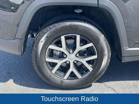 Used 2025 Jeep Grand Cherokee Limited w/ Luxury Tech Group II image 14