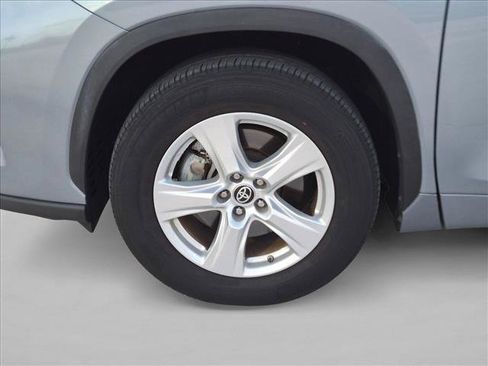 Certified 2023 Toyota Highlander LE FWD image 9