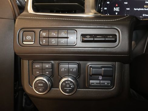 Used 2024 GMC Yukon XL Denali Ultimate AWD/4WD image 11