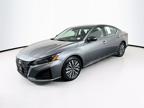 Used 2025 Nissan Altima 2.5 SV FWD image 3