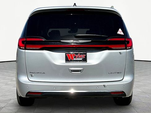 Used 2024 Chrysler Pacifica Limited FWD image 5