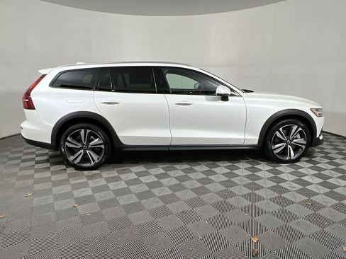 Certified 2025 Volvo V60 B5 Cross Country Plus image 11
