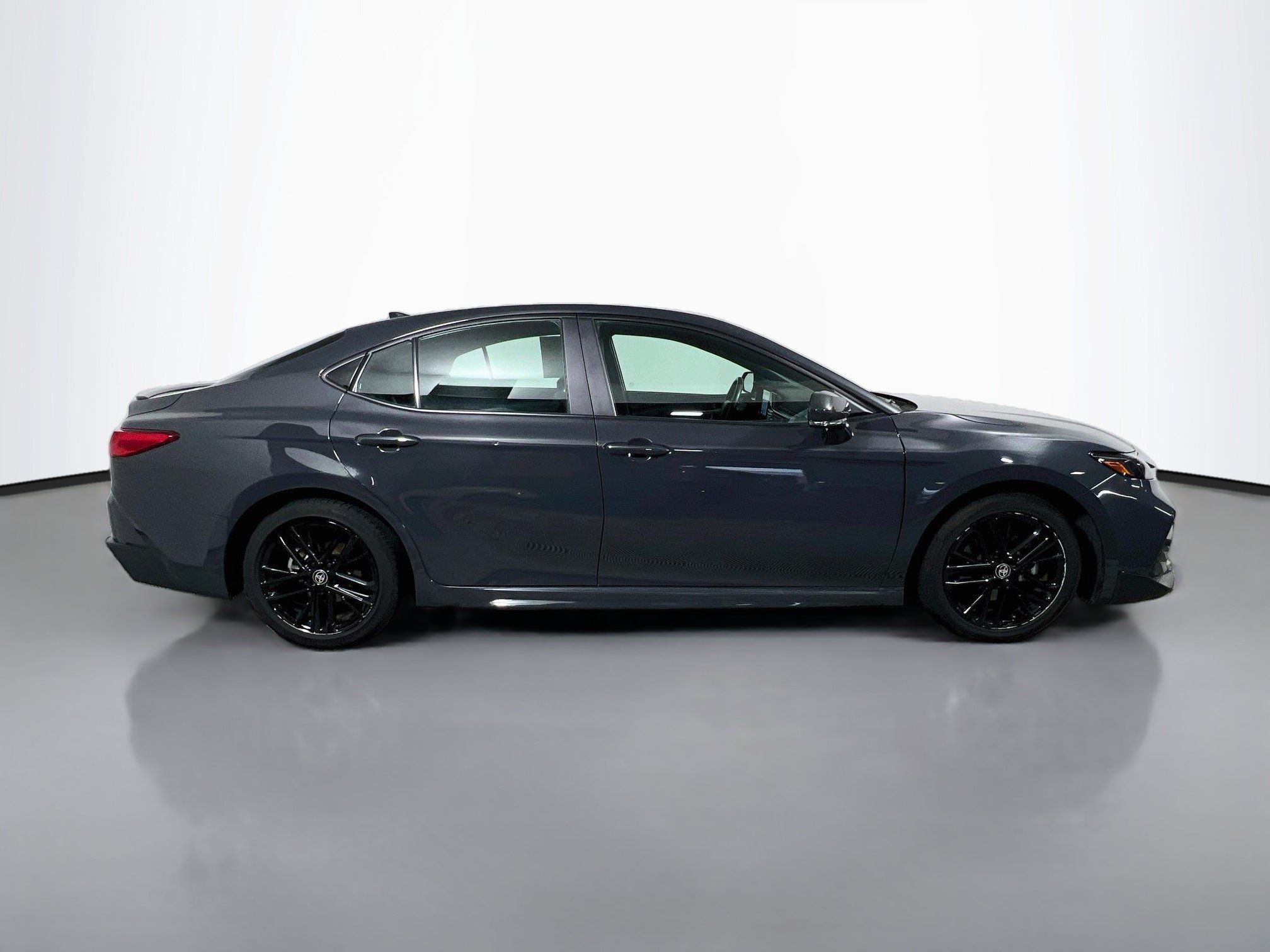 Used 2025 Toyota Camry SE FWD image 3