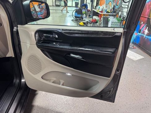 Used 2015 Chrysler Town & Country Touring w/ Driver Convenience Group FWD image 17