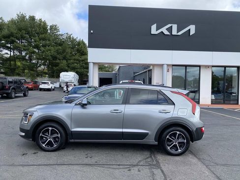 Used 2024 Kia Niro LX FWD image 2