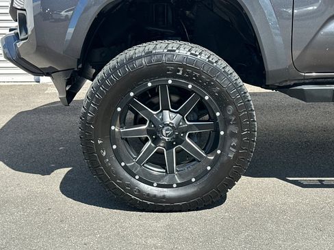 Used 2017 Toyota Tacoma TRD Sport w/ Premium & Technology Package AWD/4WD image 39