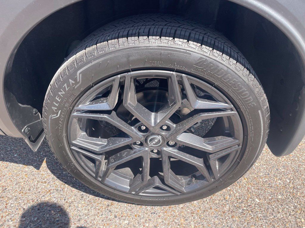 Used 2026 Nissan Kicks SR w/ SR Premium Package FWD image 18