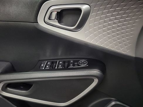 Used 2025 Kia Soul LX w/ LX Technology Package FWD image 24