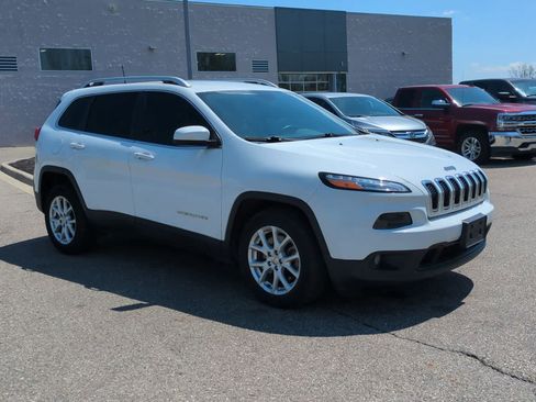 Used 2018 Jeep Cherokee Latitude Plus w/ Cold Weather Group FWD image 2