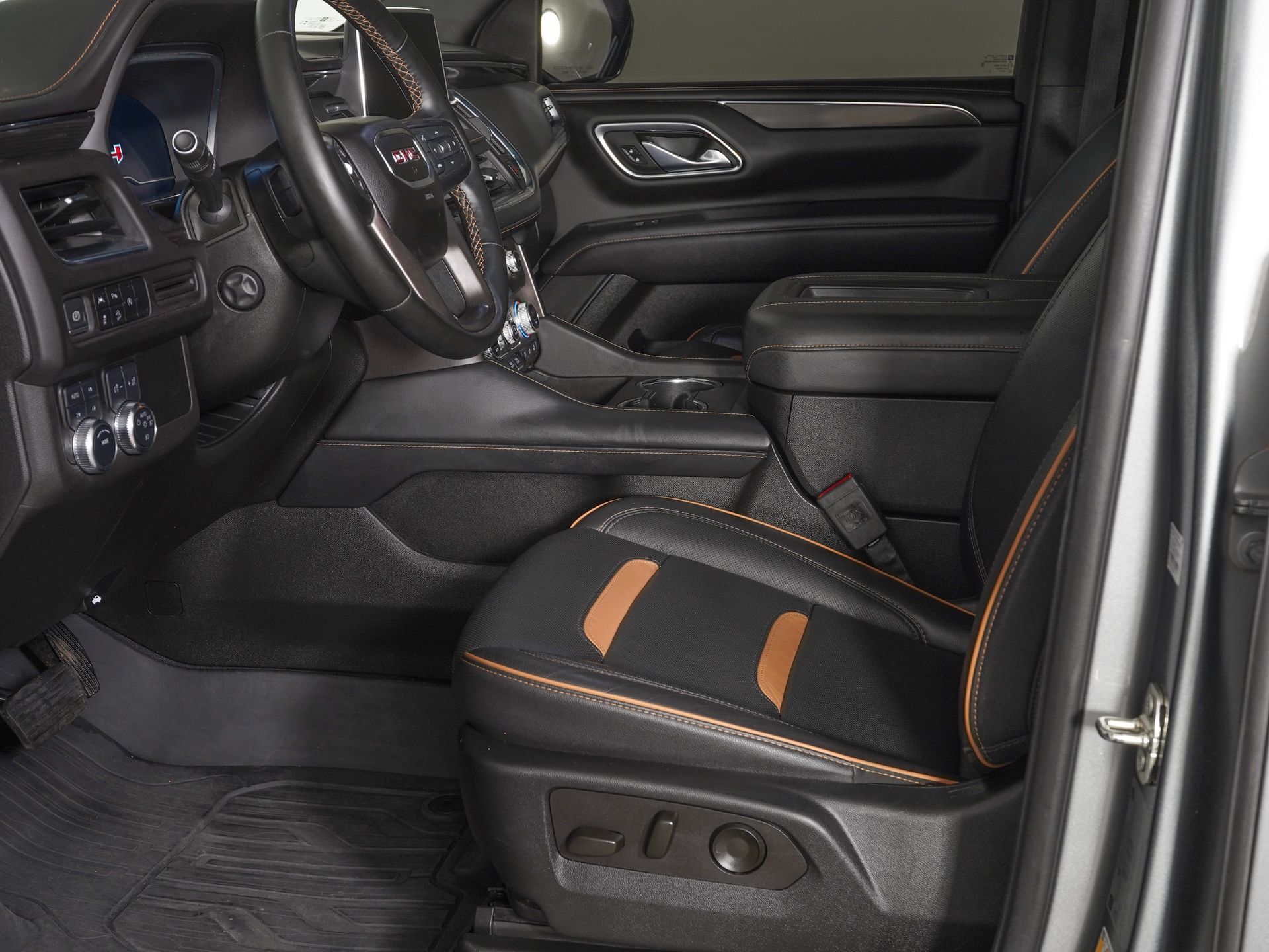 Used 2023 GMC Yukon AT4 AWD/4WD image 16