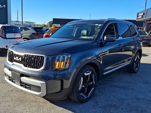 Used 2024 Kia Telluride EX w/ EX Captain's Chair Package image 3