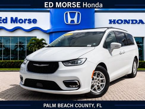 Used 2022 Chrysler Pacifica Touring-L FWD image 1