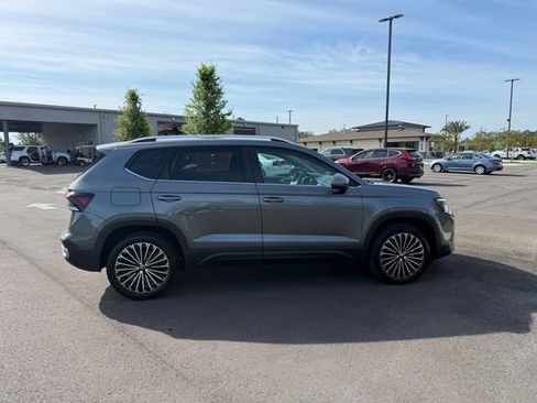Used 2025 Volkswagen Taos SE FWD image 7