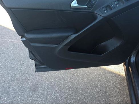 Used 2016 Volkswagen Tiguan S image 11