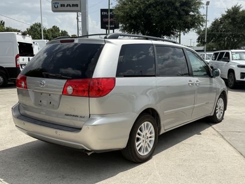 Used 2010 Toyota Sienna XLE FWD image 5
