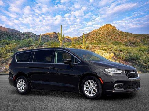 Used 2023 Chrysler Pacifica Touring-L FWD image 2