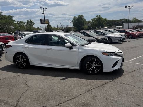 Used 2019 Toyota Camry SE image 16