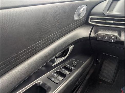 Used 2023 Hyundai Elantra SE image 18