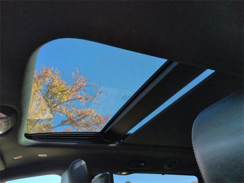 Used 2023 Chrysler Pacifica Limited w/ Uconnect Theater Family Group image 20