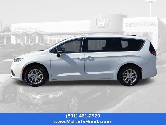 Used 2024 Chrysler Pacifica Touring-L FWD image 2