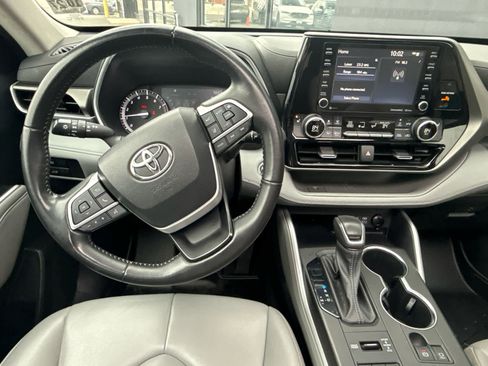 Used 2022 Toyota Highlander XLE image 9