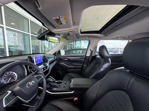 Used 2024 Toyota Highlander XLE FWD image 20