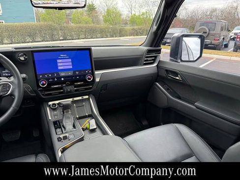 Used 2025 Lexus GX 550 w/ Accessory Package (2T) image 16