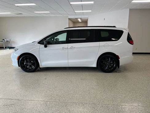 New 2026 Chrysler Pacifica Limited w/ S Appearance Package FWD image 8