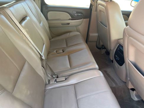 Used 2014 Chevrolet Suburban LT image 17