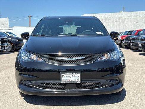 New 2025 Chrysler Voyager LX image 5