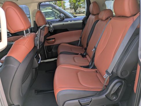 Certified 2023 Kia Carnival SX FWD image 12