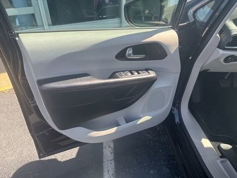 Used 2017 Chrysler Pacifica Limited w/ UConnect Theater Package FWD image 47
