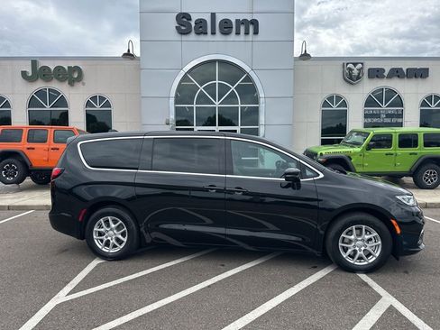 New 2026 Chrysler Pacifica Select FWD image 1