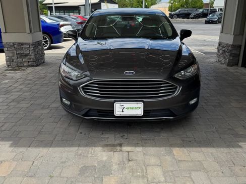 Used 2019 Ford Fusion SE w/ Equipment Group 151A FWD image 2
