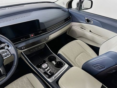 Used 2025 Kia Carnival EX image 30