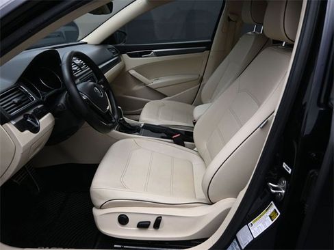 Used 2018 Volkswagen Passat 2.0T image 20