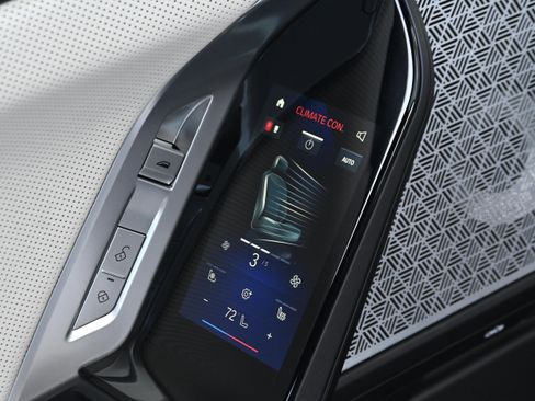 Certified 2024 BMW 760i xDrive w/ Executive Package image 24