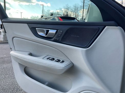 Used 2020 Volvo V60 T5 Momentum image 18