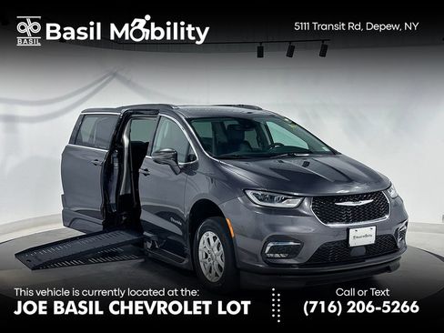 Used 2022 Chrysler Pacifica Touring-L FWD image 1