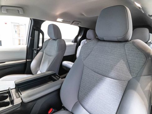 Certified 2025 Toyota Sienna LE FWD image 6