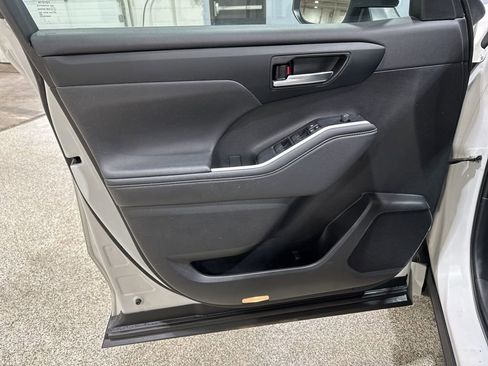Certified 2024 Toyota Highlander XLE image 12
