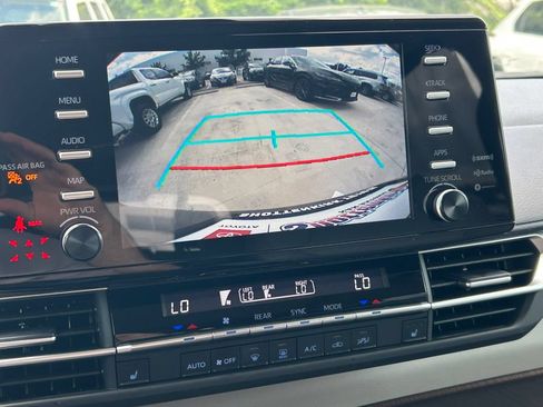 Used 2024 Toyota Sienna XLE FWD image 33