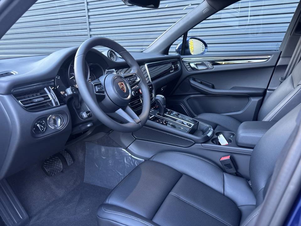 Certified 2026 Porsche Macan AWD/4WD image 10