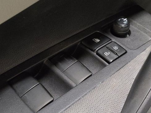 Used 2021 Toyota Corolla LE image 27