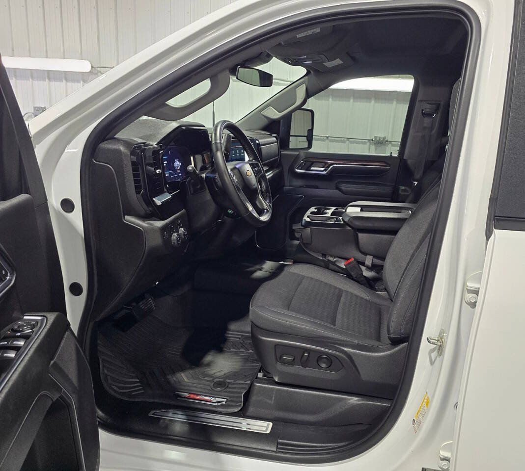 Used 2024 Chevrolet Silverado 2500 LT AWD/4WD image 7