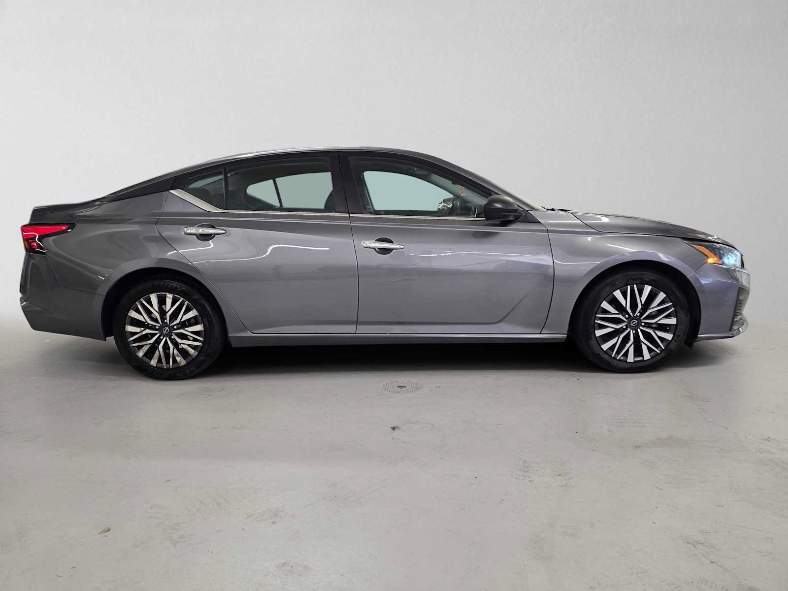 Used 2024 Nissan Altima 2.5 SV FWD image 6